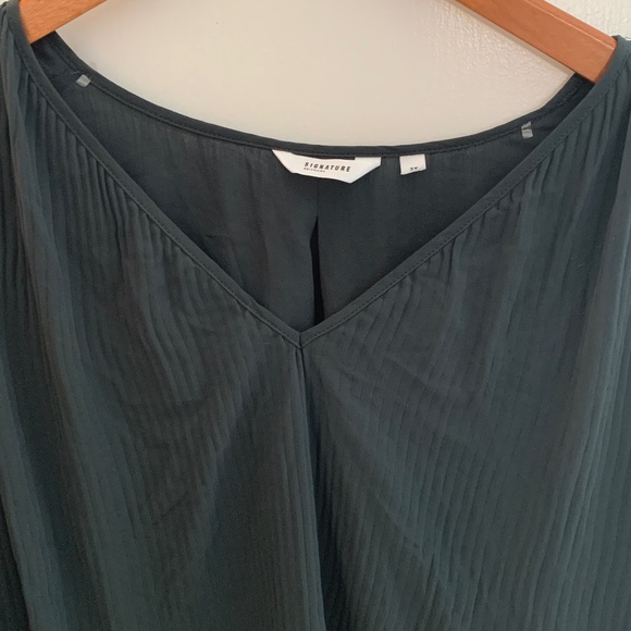 ONLY WORN ONCE! Beautiful pleated flowy blouse - Picture 5 of 13
